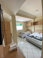 Ropa de cama hipoalergénica y espacio para trabajar con laptop 