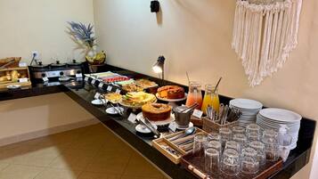 Café da manhã completo grátis todos os dias