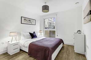 Apartamento básico, 1 cama de matrimonio grande | 1 dormitorio, escritorio, espacio para trabajar con un portátil