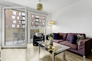 Apartamento básico, 1 cama de matrimonio grande | Zona de estar | Una televisión