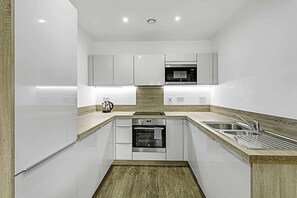 Appartamento Basic, 1 letto king | Cucina privata | Frigorifero, microonde, forno, piano cottura