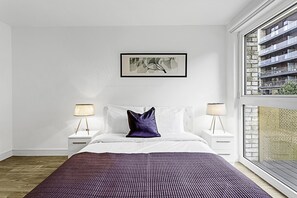 Appartamento Basic, 1 letto king | 1 camera, una scrivania, postazione laptop, ferro/asse da stiro