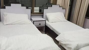 Deluxe Double or Twin Room | Desk, soundproofing, iron/ironing board, free WiFi