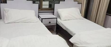 Dobbelt- eller tomannsrom – deluxe | Skrivebord, lydisolert, strykejern/-brett og wi-fi (inkludert)