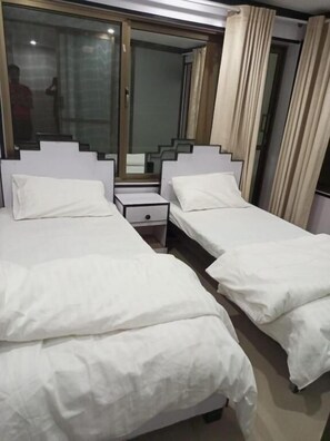 Deluxe Double or Twin Room | Meja, kalis bunyi, seterika/papan seterika, Wi-fi percuma