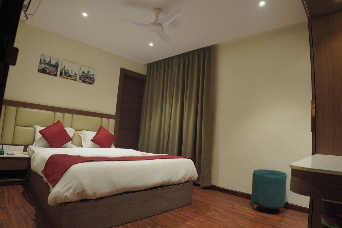 Deluxe Room | 1 bedroom, Egyptian cotton sheets, premium bedding, memory foam beds