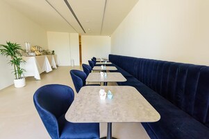 Desayuno buffet diario (EUR 7 por persona)