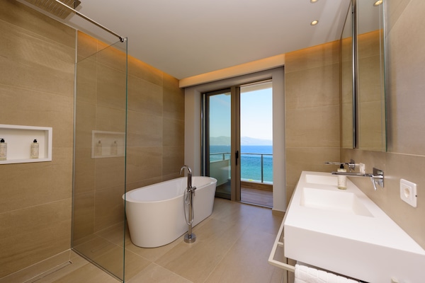 Junior Suite, Sea View | Bathroom