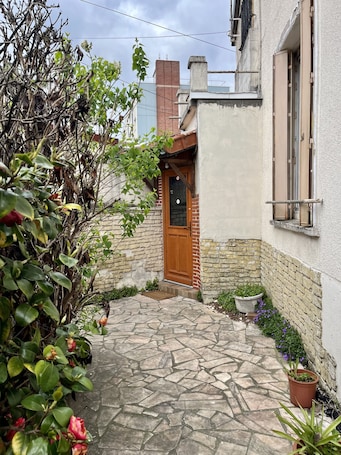 Exterior detail. Aubervilliers Maison de Ville Près Métro 7