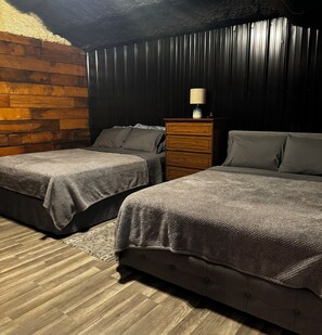 8 bedrooms, desk, travel cot, free WiFi - New Rustic Retreat, Firepit & Games, Hiking, Boating & Fishing near Lake Rathbun (Moravia)