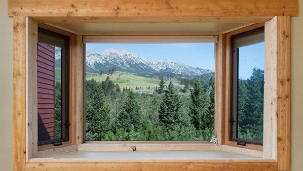 Una finestra amb vista a un paisatge de muntanyes.