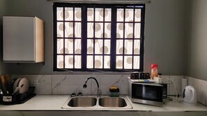 Private kitchen - The Layover - 6mins from the 🛫 great for layovers and long stays - Sleeps 1-4 (Chin Chin Savanna Village)