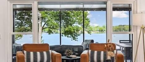 Télévision, cheminée, baby-foot, table de tennis de table