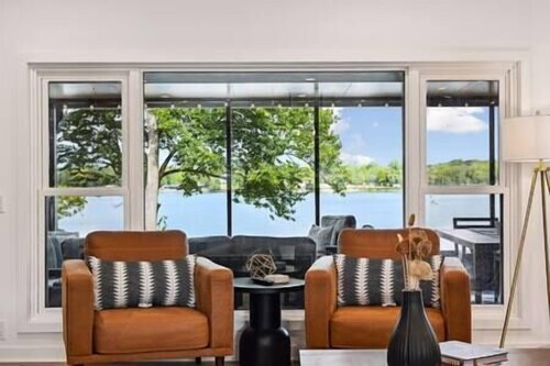 Luxury Cowdry Cottage Lake Home