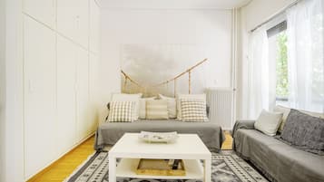 Apartamento City | Zona de estar | Televisión de pantalla plana de 24 pulgadas con canales digitales