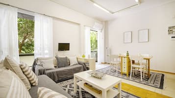 Apartamento City | Zona de estar | Televisión de pantalla plana de 24 pulgadas con canales digitales