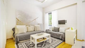 Apartamento City | Zona de estar | Televisión de pantalla plana de 24 pulgadas con canales digitales