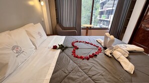 Comfort-rum - 1 queensize-säng - utsikt mot parken | Gratis wi-fi