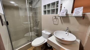 Kamar Comfort, 1 Tempat Tidur Queen, pemandangan taman | Kamar mandi