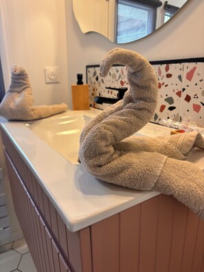 تجهيزات دش، حوض استحمام بنظام ضخ المياه، مناشف، ورق حمّام