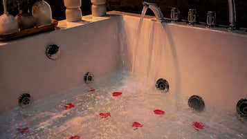 Dusche, Whirlpool, Handtücher, Toilettenpapier