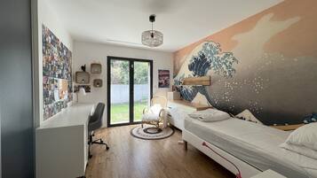 4 slaapkamers, een strijkplank/strijkijzer, reisbedje, wifi