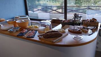 Petit déjeuner en libre-service compris tous les jours