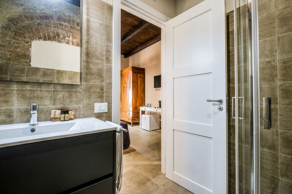 Rom – comfort, 1 soverom, privat bad, hageutsikt | Bad | Dusj, regndusjhode, hårføner og badekåper