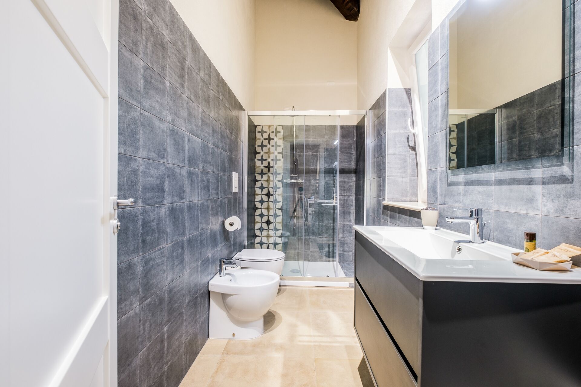 Une salle de bain moderne équipée de toilettes, d’une douche et d’un lavabo.