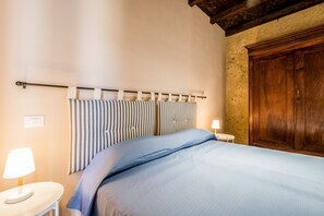 Rom – deluxe, 1 soverom, privat bad, hageutsikt | 1 soverom, minibar (inkludert), safe på rommet og skrivebord