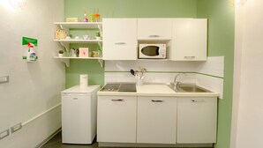 デラックス スタジオスイート | 専用キッチン | 大型冷蔵庫、電子レンジ、オーブン、コンロ