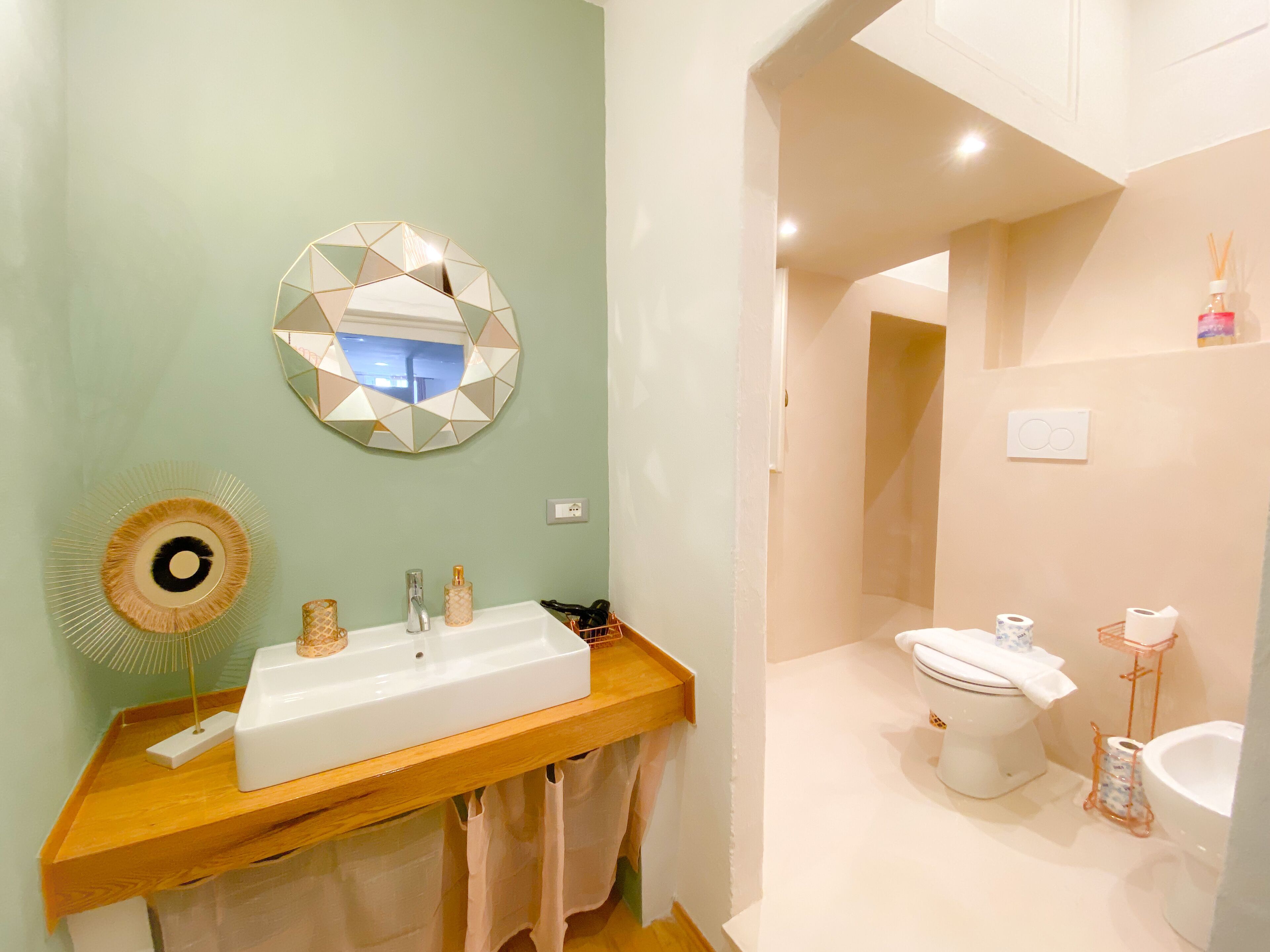 Suite monolocale Deluxe | Bagno | Doccia, soffione a pioggia, set di cortesia gratuito, asciugacapelli