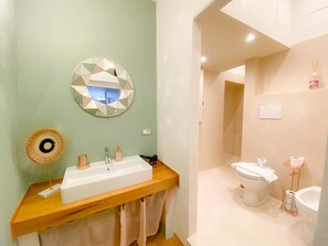 Studio Suite Deluxe | Phòng tắm | Buồng tắm vòi sen, vòi sen phun mưa, đồ dùng nhà tắm miễn phí 