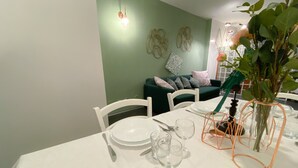 デラックス スタジオスイート | リビング エリア | 薄型テレビ