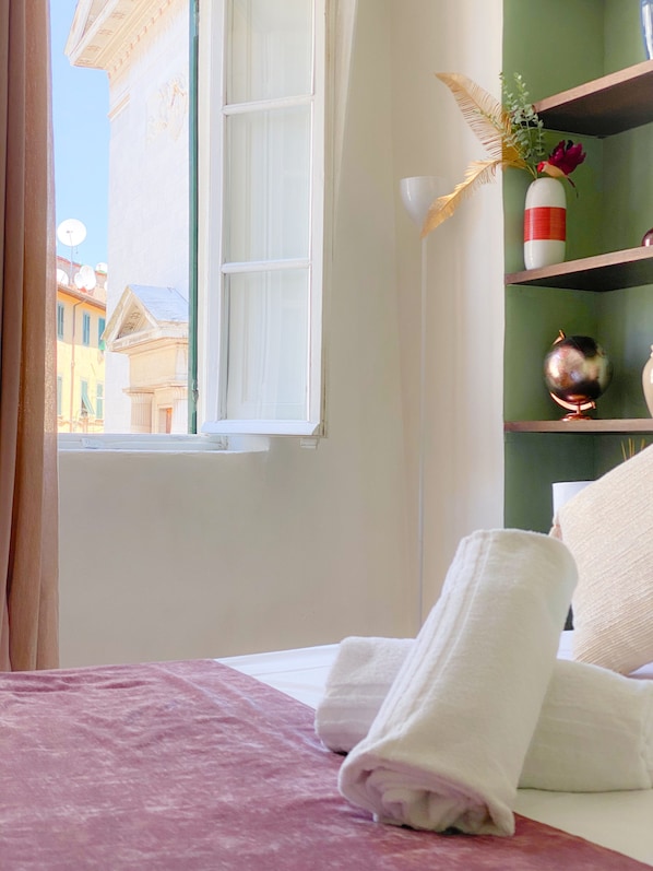 Egyptian cotton sheets, premium bedding, down duvets, memory-foam beds - OROROSA Lucca City Center Apartment (Lucca)