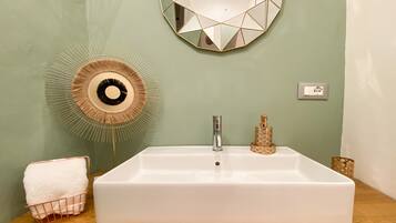 Deluxe Apartment | Bathroom | Shower, rainfall showerhead, free toiletries, hair dryer