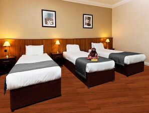 プレミアム 4 人部屋 | デスク、アイロン / アイロン台、WiFi (無料)、ベッドシーツ