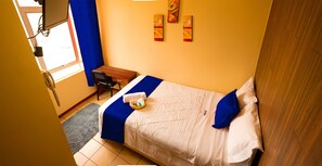 Desk, iron/ironing board, free WiFi, bed sheets - HOTEL JUAN DE LA TORRE (Arequipa)