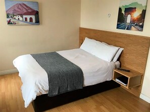 Rom – standard, 1 dobbeltseng | Skrivebord, strykejern/-brett, wi-fi (inkludert) og sengetøy