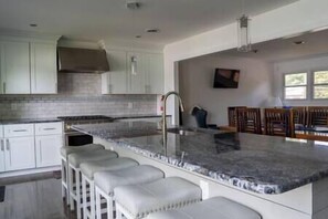 ثلاجة، ميكروويف، فرن، موقد طهي مسطح