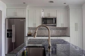 ثلاجة، ميكروويف، فرن، موقد طهي مسطح