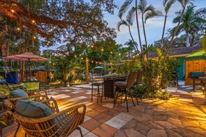 Outdoor dining - Sunswept Villa 4-riverwalk/park front w/ pool, near AMI beaches - pet friendly! (Bradenton)