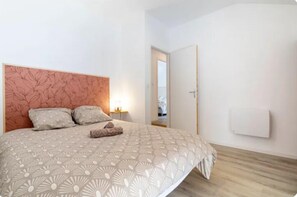 3 bedrooms, iron/ironing board, free WiFi, bed sheets
