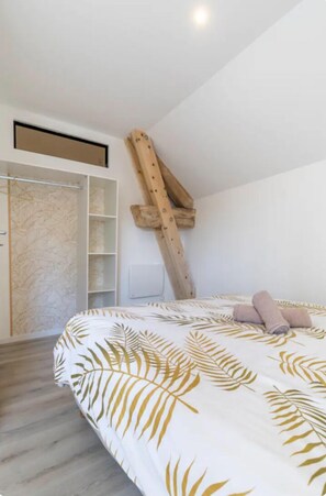 3 bedrooms, iron/ironing board, WiFi, bed sheets