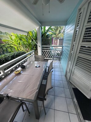 Outdoor dining - La Kaz à MaLou 🌴 Creole apartment with pool - 2 bedrooms, close to the beach (Les Trois-Îlets)