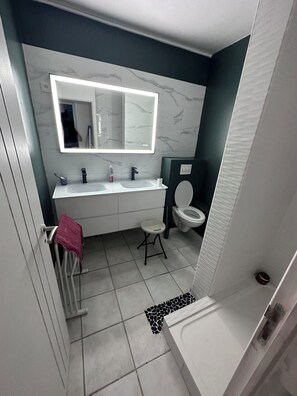 Bathroom - La Kaz à MaLou 🌴 Creole apartment with pool - 2 bedrooms, close to the beach (Les Trois-Îlets)