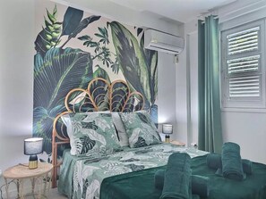 2 soverom, safe på rommet, strykejern/-brett og reiseseng for barn