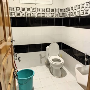 Deluxe-Doppelzimmer | Badezimmer | Dusche, Designer-Toilettenartikel, Handtücher, Seife