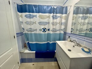 Secadora de cabello, bidet, toallas, jabón
