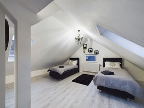 7 quartos, ferros/tábuas de passar roupa, Wi-Fi, roupa de cama